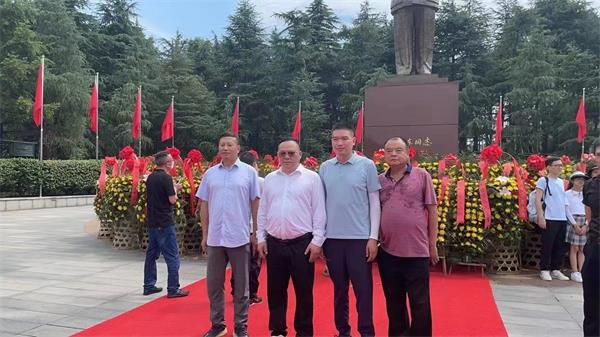 董事長周剛陪同客戶參觀湖南長沙毛主席紀念館。